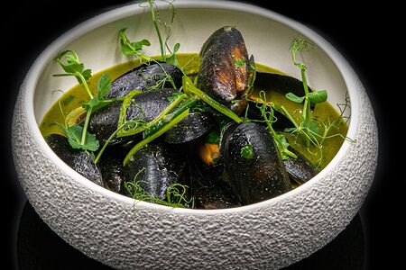 Мидии в зелёном соусе