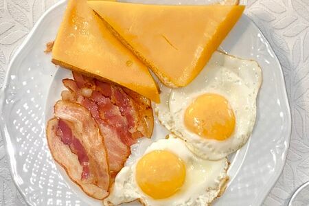 Яичница-глазунья с сыром, беконом и хрустящими тостами