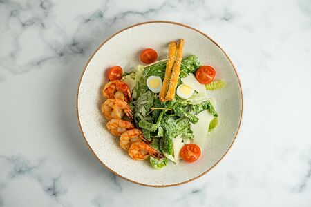 Салат Цезарь с креветками