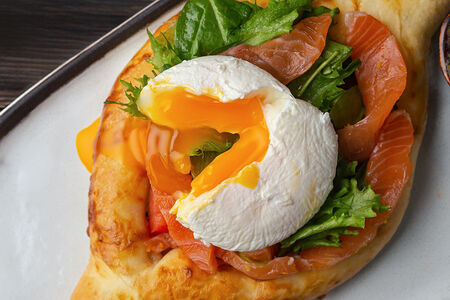 Бенедикт по-аджарски с лососем