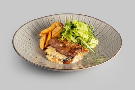 Говядина запечённая с сыром и овощами