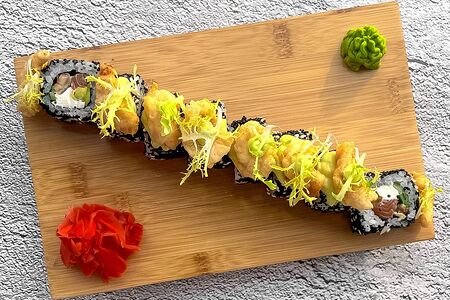 Ролл с креветкой и сладким васаби