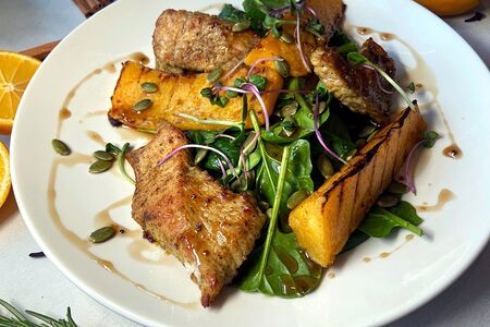 Салат с индейкой и запеченной тыквой