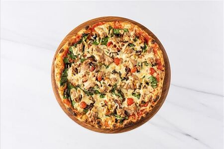 Пицца с тунцом, оливками, шпинатом и томатным соусом