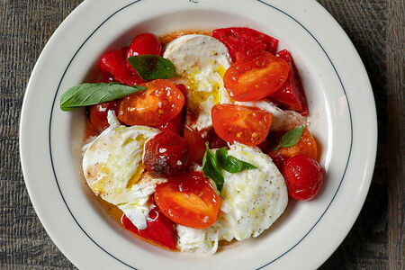 Сладкие томаты и моцарелла