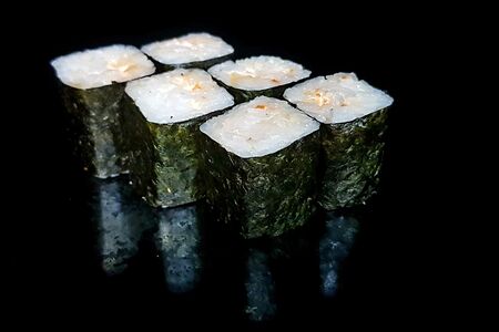 Мини роллы с королевской креветкой