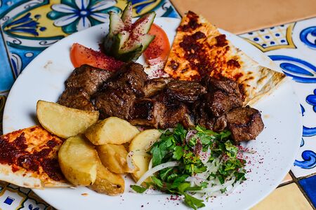 Шашлык из баранины на тарелке