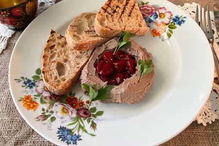 Паштет из куриной печени с вишневым соусом