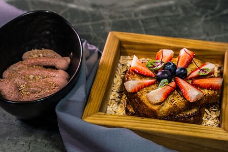 Печень кролика с черной смородиной и бриошью