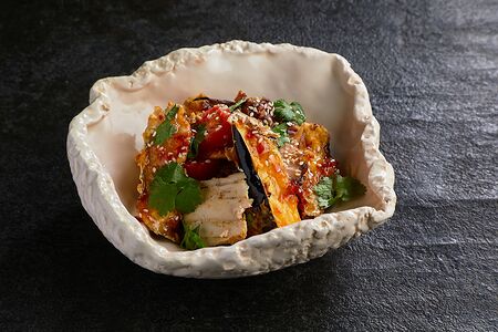 Салат с хрустящими баклажанами и цыпленком