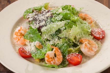 Салат Цезарь с тигровыми креветками