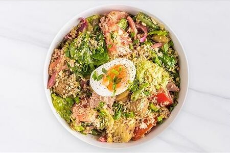 Салат тунец, фасоль, картофель, томаты, шпинат, яйцо