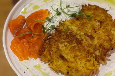 Драники с лососем и соусом дзадзики