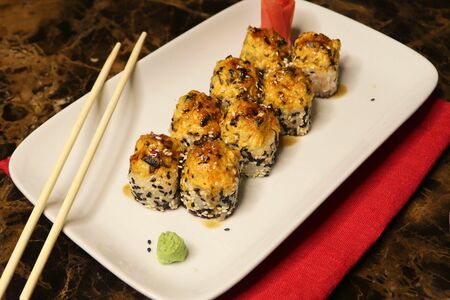 Запеченный острый ролл с мидиями