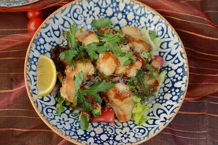 Салат с жареным судаком