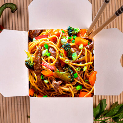 Wok по-гавайски с говядиной и и яичной лапшой