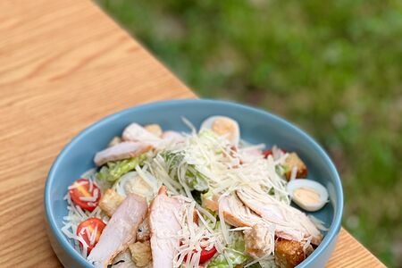 Салат Цезарь с филе цыпленка