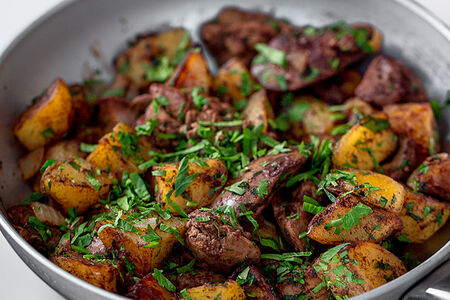 Куриная печень с жареным картофелем