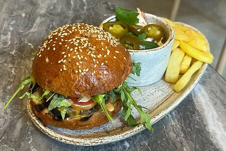 Бургер с котлетой из мраморной говядины