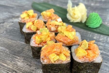 Тартар с лососем и авокадо