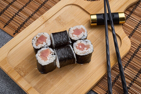 Ролл с тунцом