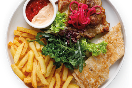 Свинина с картофелем фри и овощами