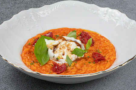 Орзо с бурратой и вялеными томатами