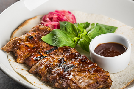 Ребра свиные на пшеничной лепешке с маринованным луком и соусом BBQ