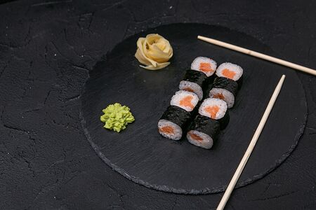 Классический ролл лосось холодного копчения