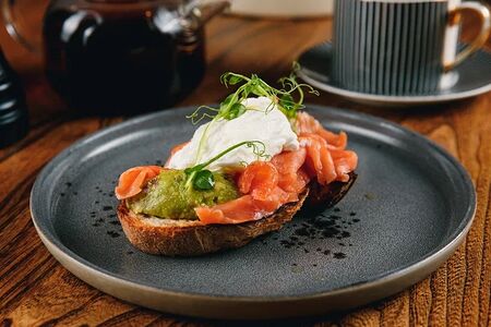 Тартин с лососем, авокадо, яйцо пашот