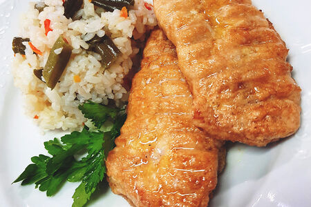 Рыба горбуша жареная в яйце с рисом по-французски и горошком