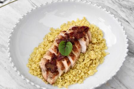 Стейк из курицы с булгуром и вялеными томатами