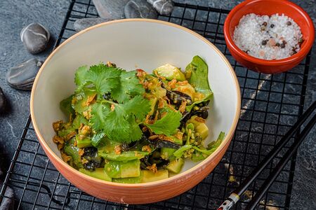 Салат из авокадо с имбирным соусом