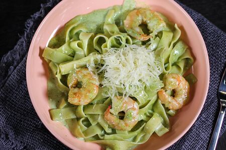 Феттуччине с креветками и соусом песто