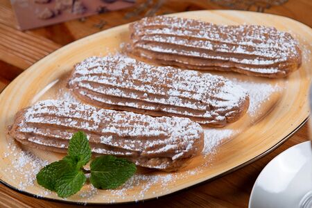 Эклер с заварным кремом