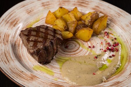 Филе миньон с перечным соусом и запеченным картофелем