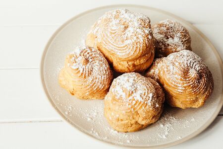 Десерт Шу с заварным кремом