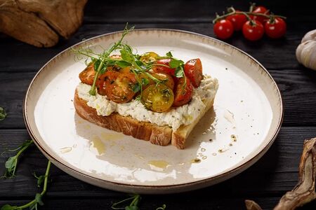 Брускетта с рикоттой и томатами