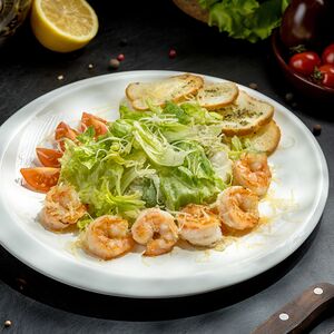 Салат Цезарь с креветками