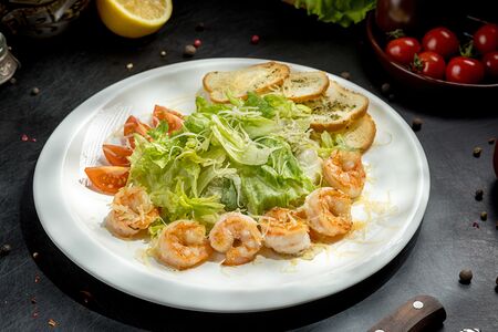 Салат Цезарь с креветками