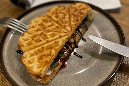 Вафля с грушей и сыром Дорблю