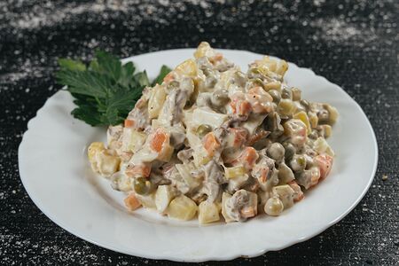 Салат Оливье с говядиной свежим огурцом