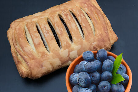 Слойка Фаготини с черникой