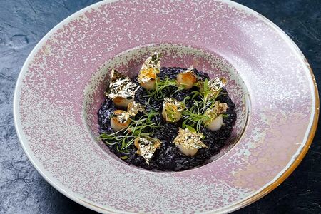 Ризотто с чернилами каракатицы и гребешком