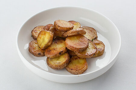 Молодой картофель с розмарином