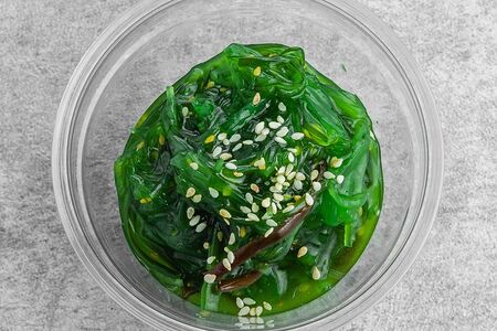 Салат Чука с ореховым соусом