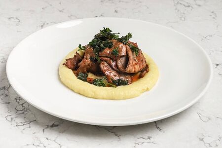 Телячья печень по-венециански с пюре