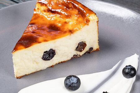 Запеканка из творога с изюмом