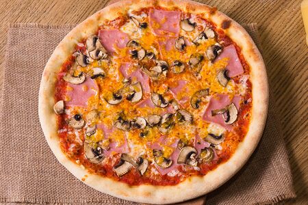 Пицца с ветчиной и грибами