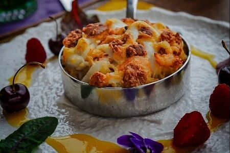 Кальмар запечённый в сырной пасте с креветками и чесночными сухарями